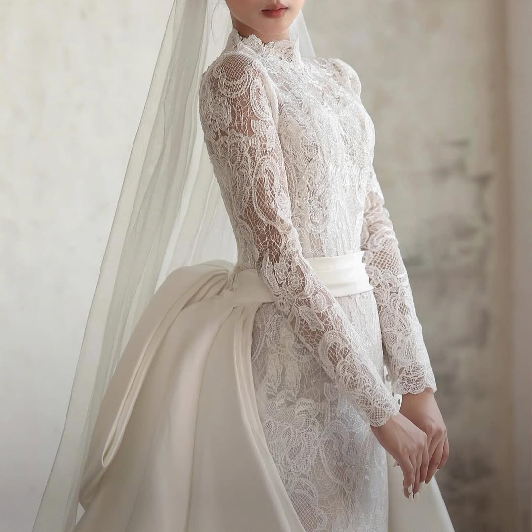 2-in-1 Mermaid Lace Wedding Dress with High Neck & Overskirt | Silque